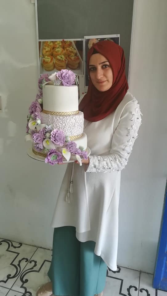 2 Week wedding cake decorating course student photo.