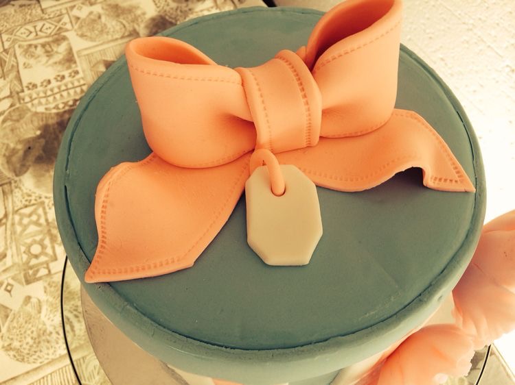 Fondant gift box with bow